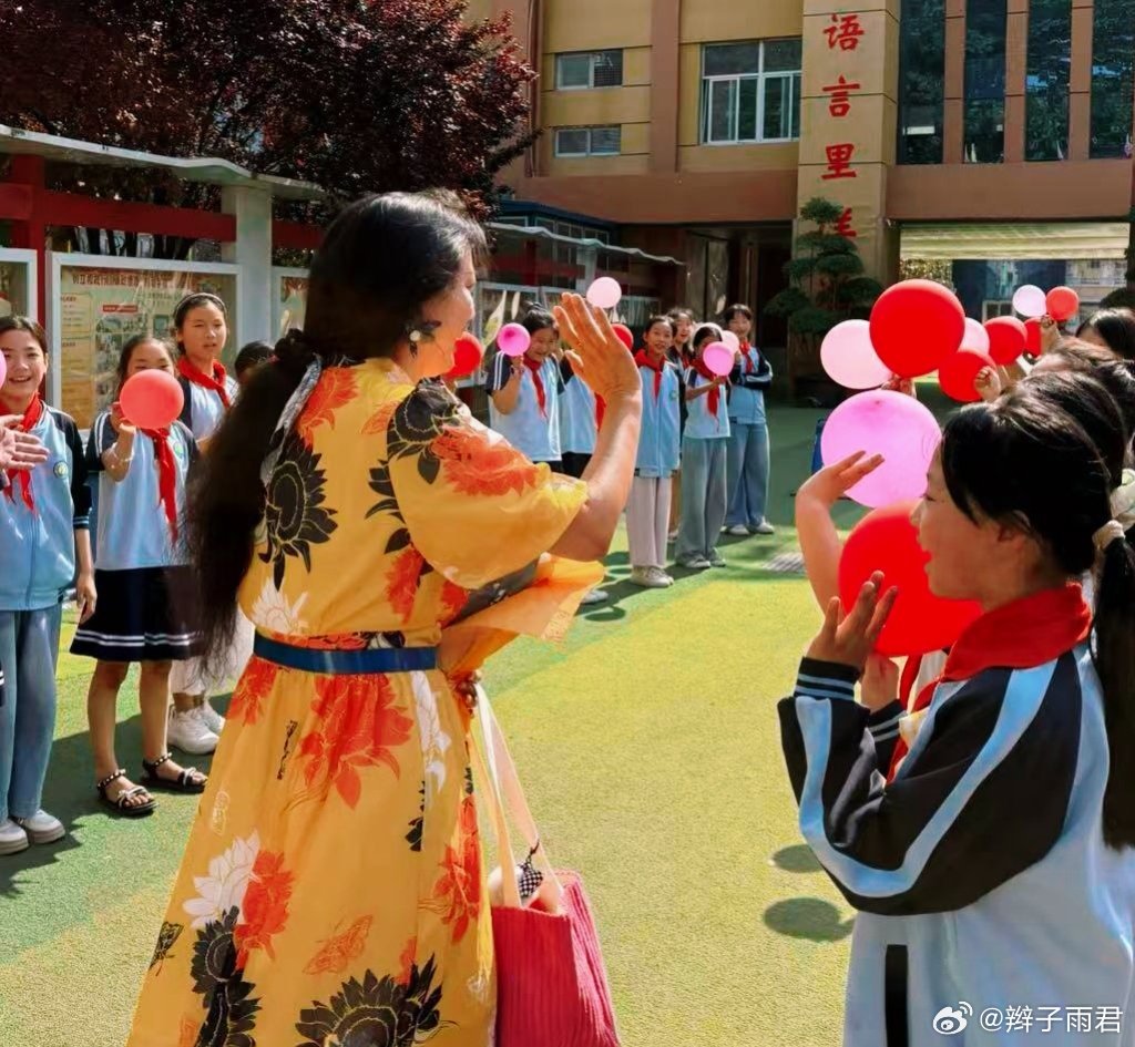和右下角女孩笑成了双胞胎一只气球乒乓球大小快要蹦跳到指尖这一秒我们都跳进了彼此的