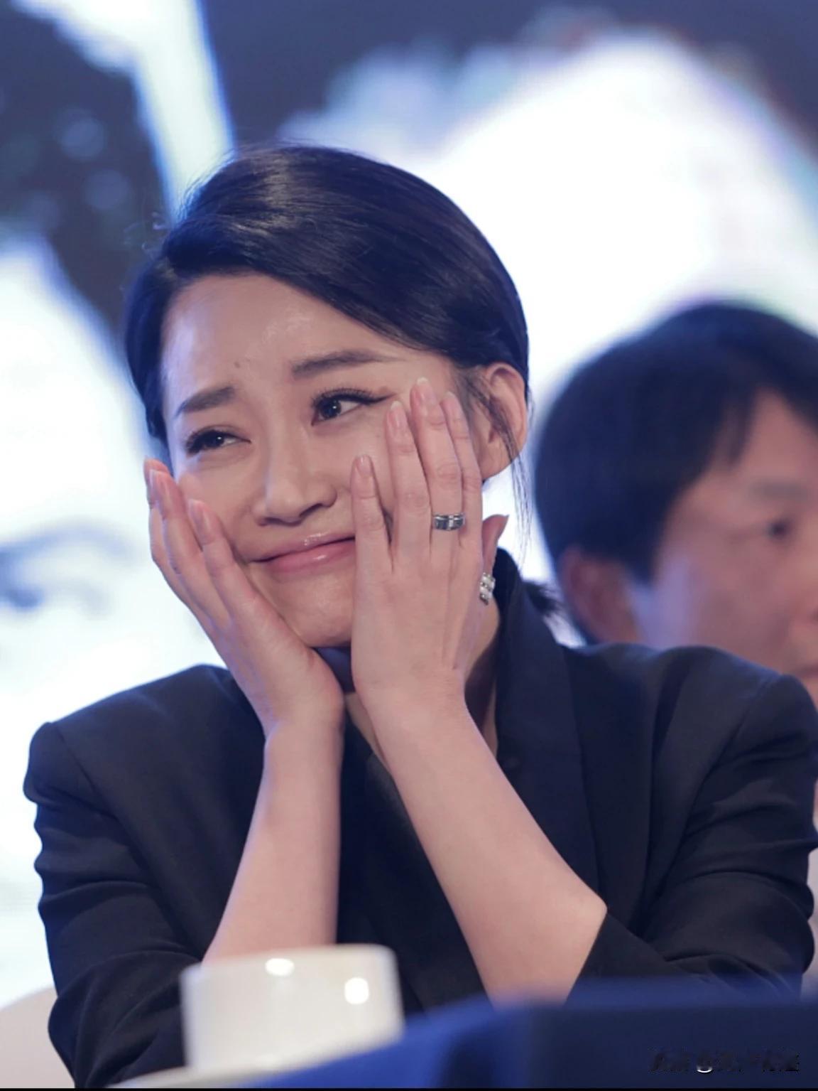 许晴已经50多岁了，但是挡不住她泛滥的少女心！

许晴自己也承认，她很爱年轻，爱