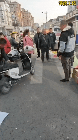 光膀男试图攻击大姐，被一招打断，起飞失败。感觉大姐也没出多少力，怎么起飞了？感觉
