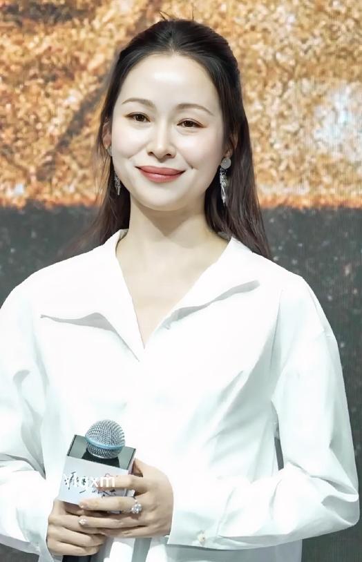 江一燕42岁近照曝光，气质女神也扛不住岁月这把杀猪刀？
想当年，江一燕在《我们无