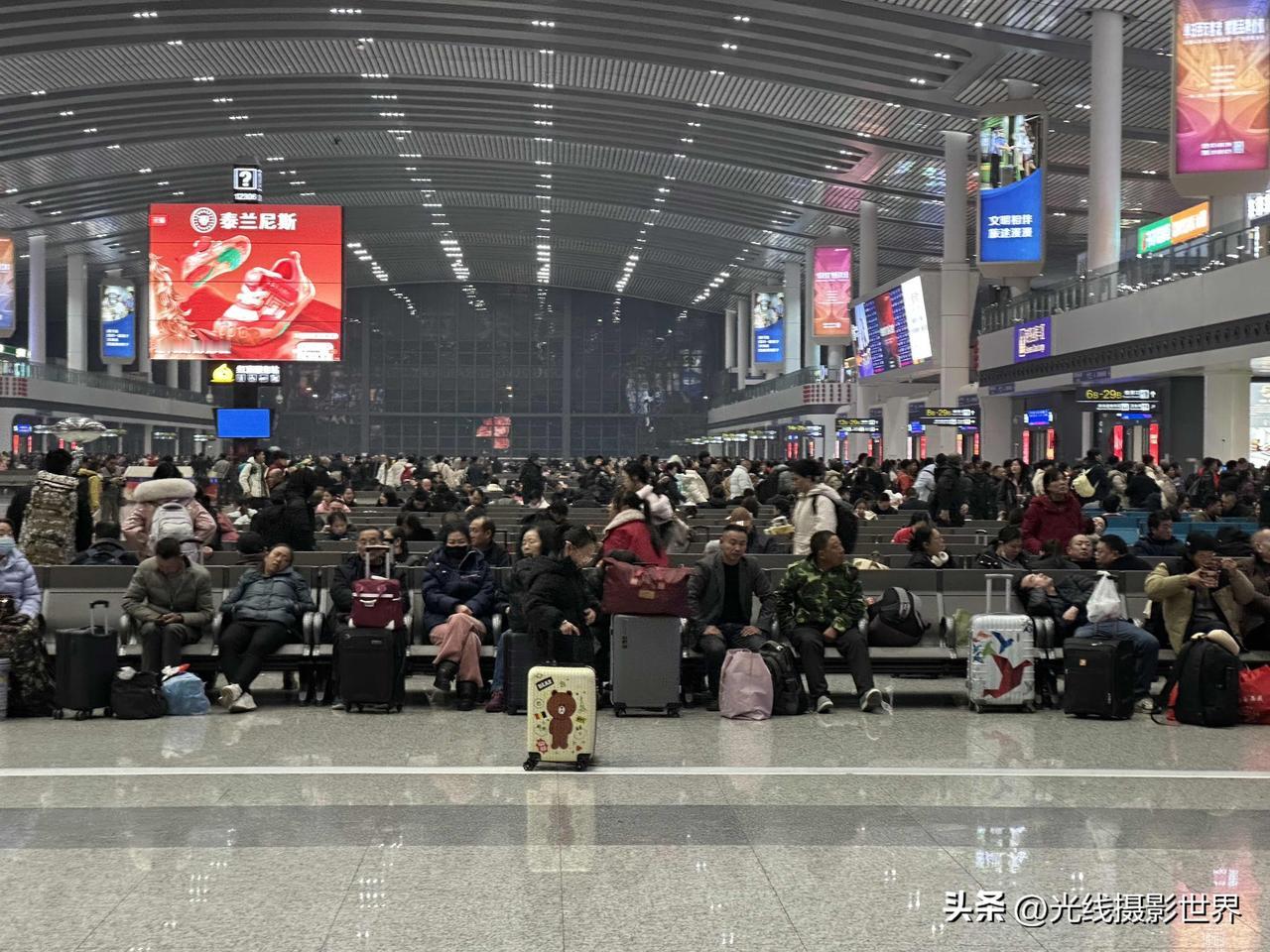 我的妈呀！2月5日凌晨6点半，重庆西站，拉屎也要排队啦！此时此刻，天空漆黑，距离