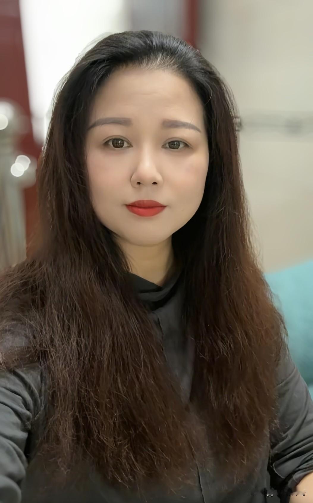 有人说我烫发好看，有人又说我直发更好看。可是我希望你抚摸着我的头发对我说，你无论