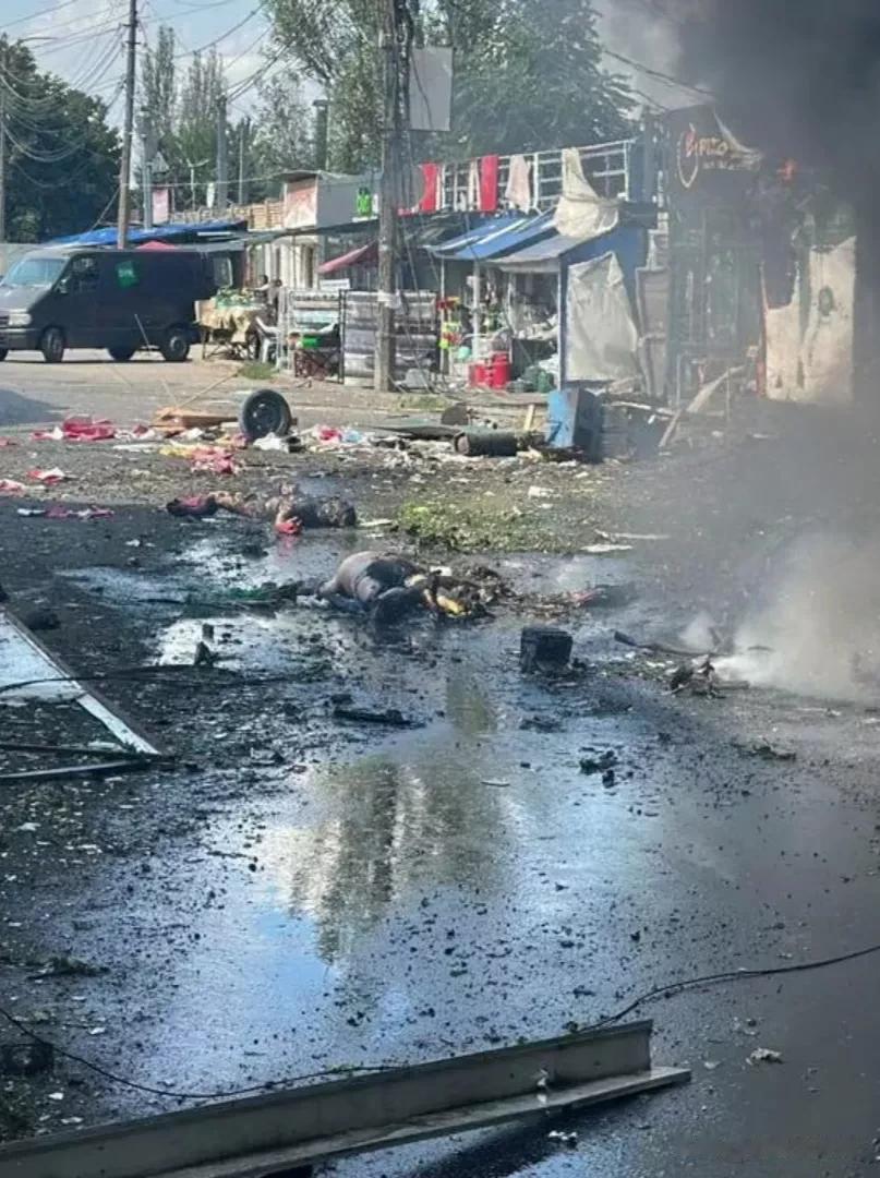 太惨了！

今天，在顿涅茨克州 科斯蒂安特尼夫卡市 一个商场附近发生爆炸，监控拍