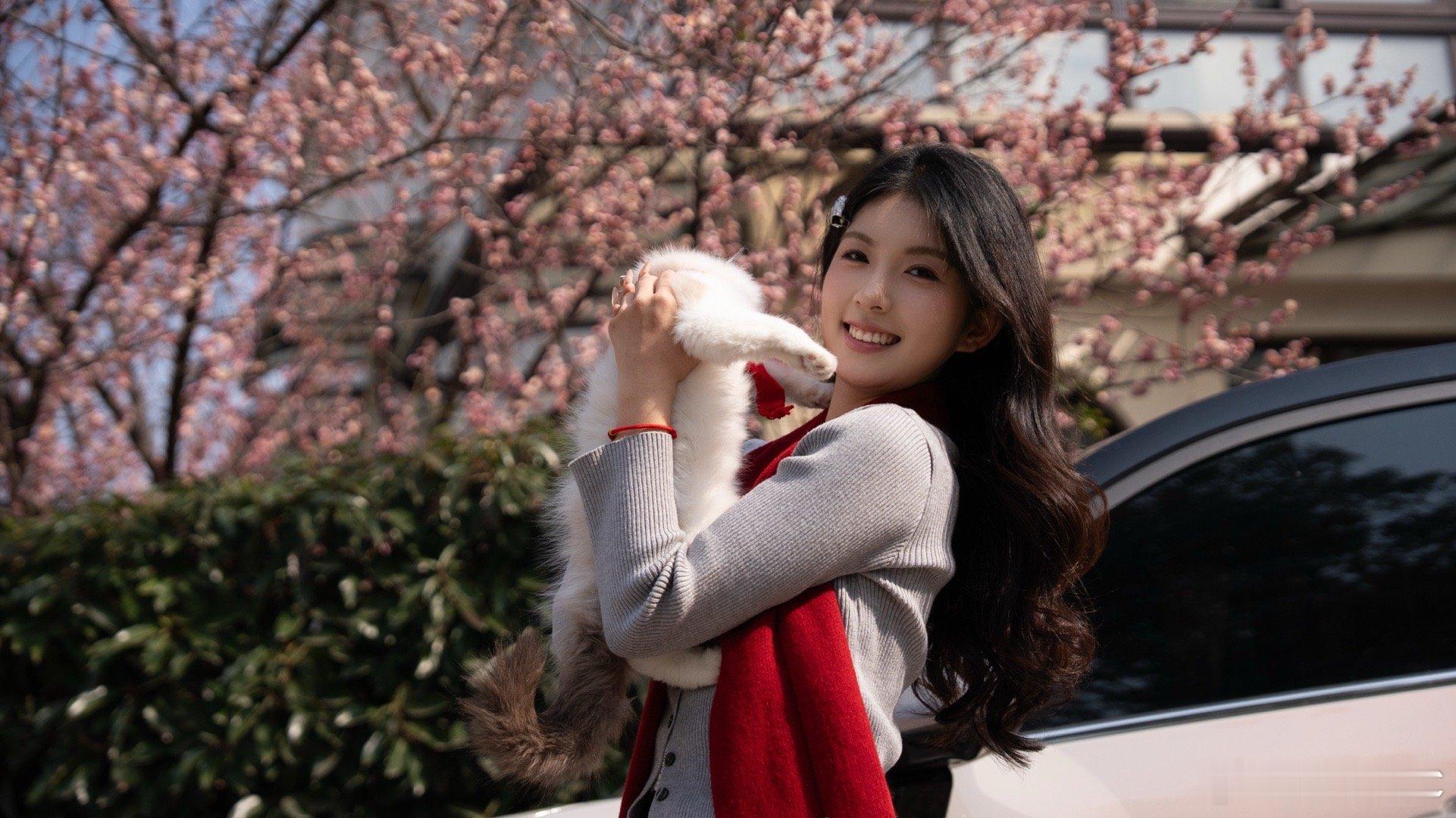 今天出门的时候，才发现门口的梅花居然开了。作为一个北方人，总觉得春天还远，没想到