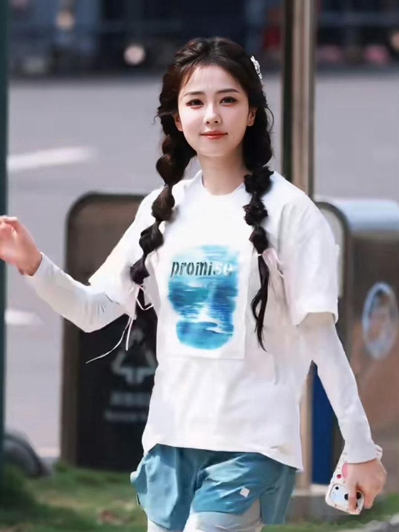 白鹿厦门出发录跑男白鹿这身出发造型清爽又利落，一看就是去干活的。厦门的风，跑男的