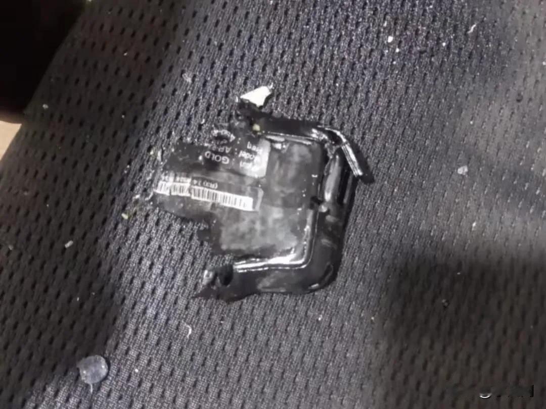 从技术上说，要在寻呼机里加入一个能接收特定频率信号的模块，这个模块得足够小还得节