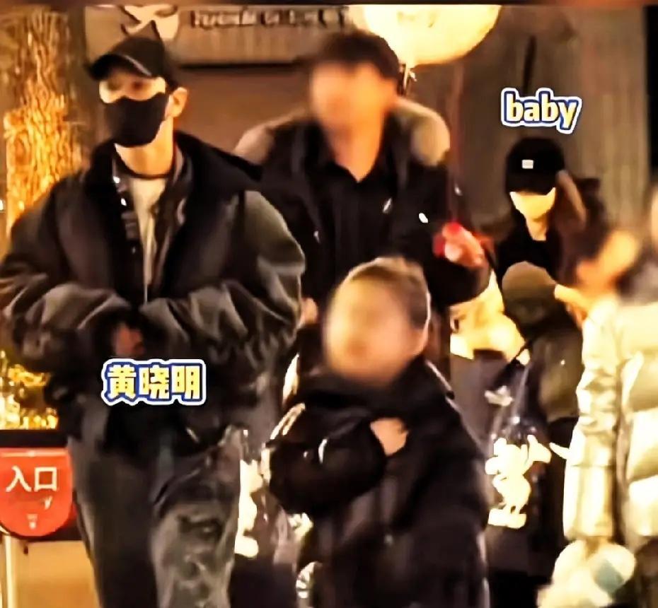 黄晓明和baby带孩子去上海迪士尼玩，小海绵蹦蹦跳跳，很开心！看来晓明哥就算有了