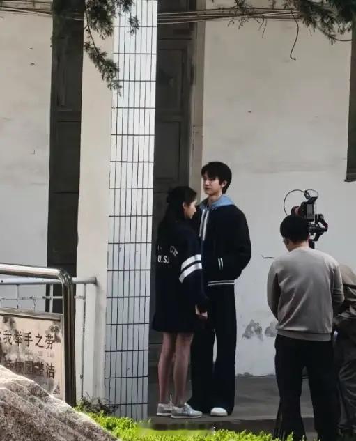 关晓彤林一好甜啊！明星来他们学校拍戏了，林一穿着黑色外套搭配连帽卫衣，整个人又高