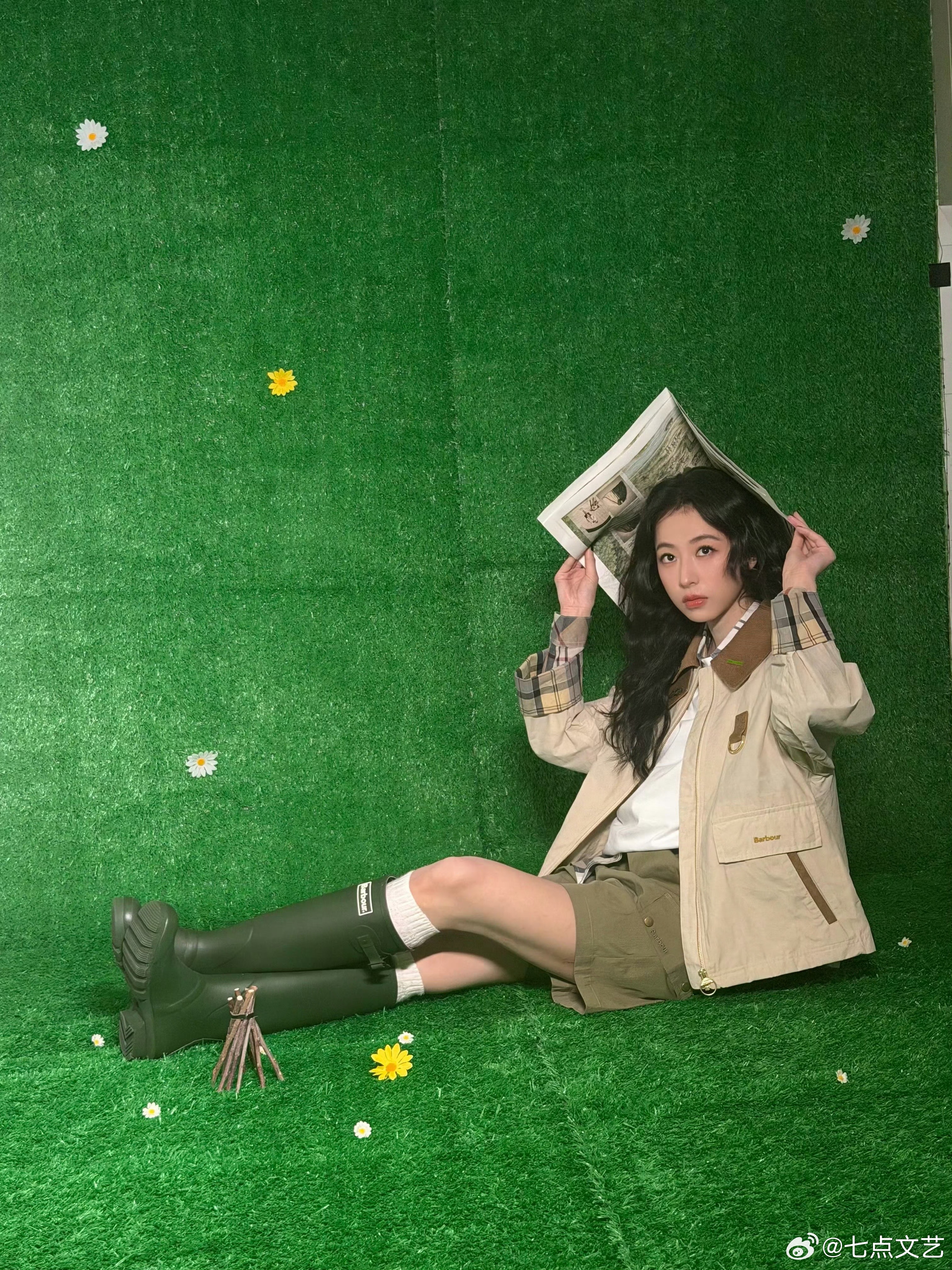 周雨彤来春天里溜溜弯 撑伞俏皮、发呆温柔，周雨彤把春天的小确幸，都装进这组照片里