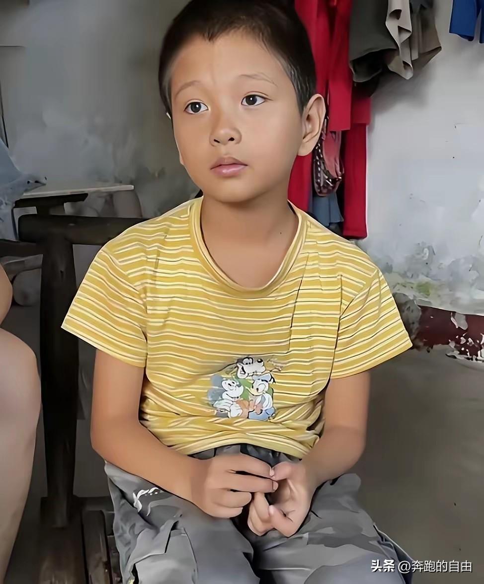 “9岁男孩父母双亡，堂哥接回家抚养，未婚妻：有他没我！堂哥想了一个晚上后，对她说