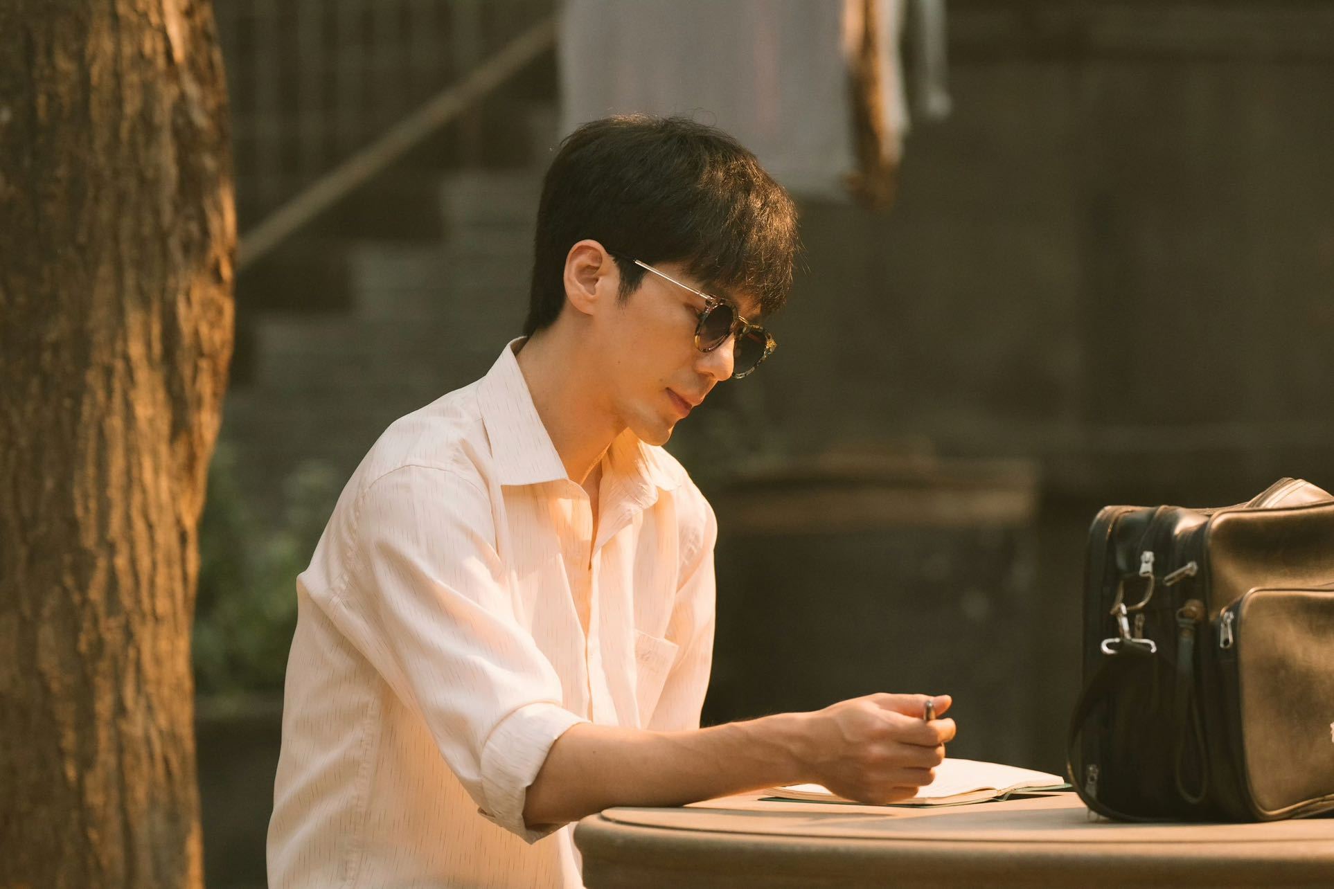 张凌赫包场冬去春来格局拉满！张凌赫包场《冬去春来》2000座，实力宠粉又力挺好友