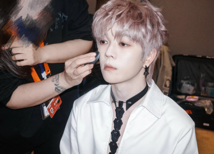 不知道王栎鑫唱什么光看脸了 裁判，这里有人 “以色服人”！ 本来是来听歌的，结果