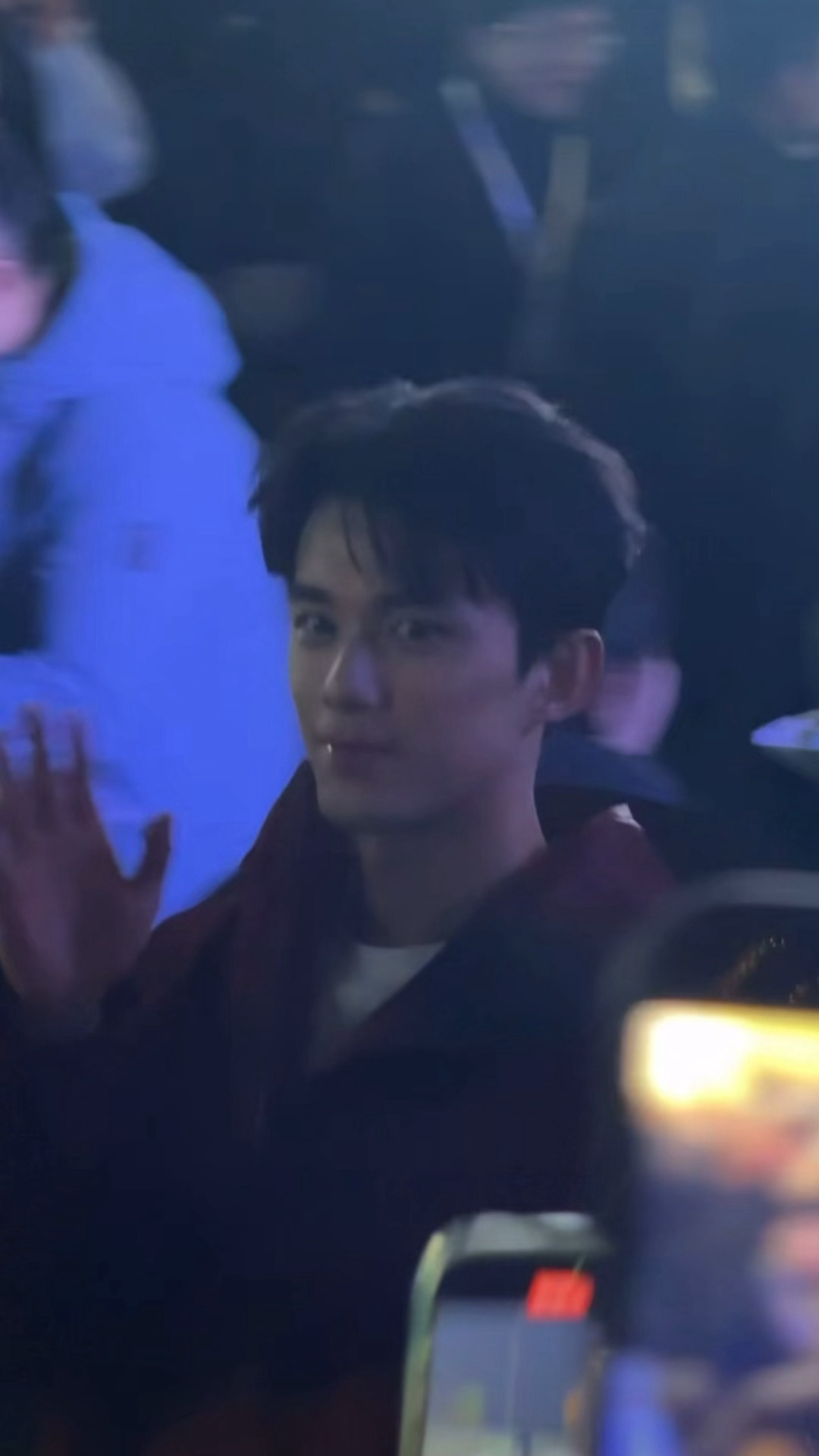 磊磊这个老干部背手我笑晕了，一直在给粉丝打招呼的帅哥我亲吴磊老干部背手