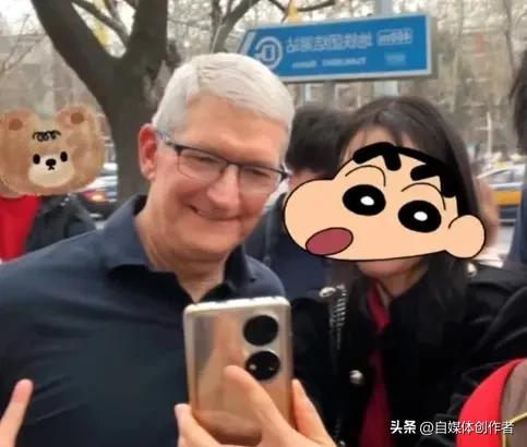 库克中国街头遇粉丝，国产手机定格同框瞬间，这画面太有温度
 
2026年3月20