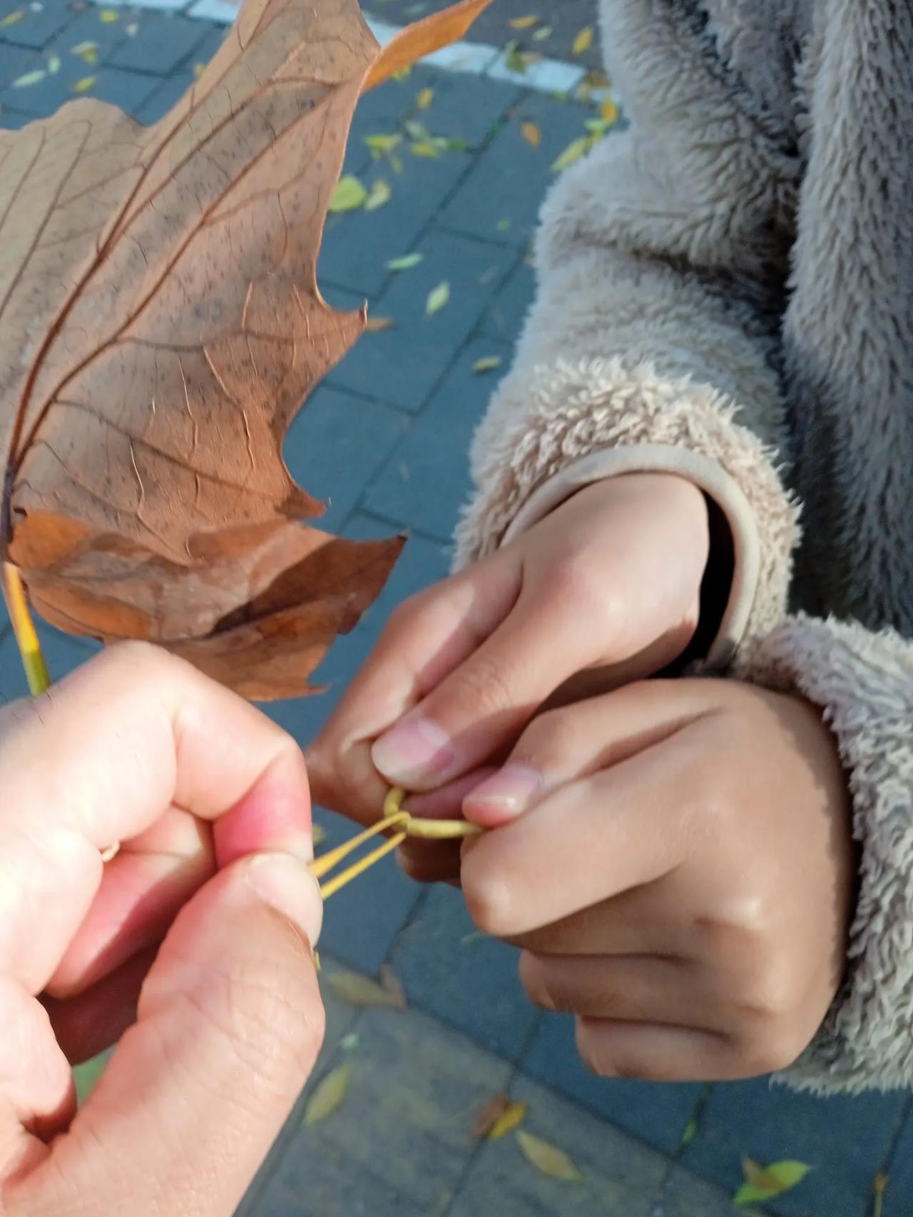 小时候玩过的游戏，看谁的更结实。好多年了名字都忘了，今天重温一下！