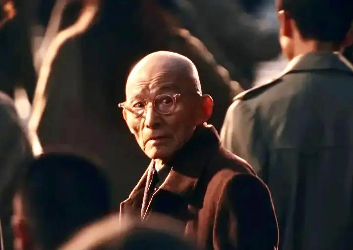 游本昌，1933年9月16日出生于江苏省泰州市，中国表演艺术家。游老爷子能活到9