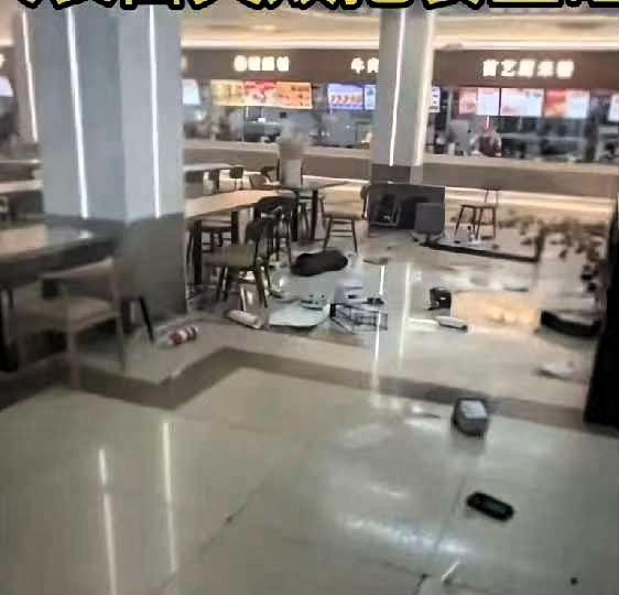 万万没想到，
吉林某大学会以这种离谱的方式火出圈。
 
一名男生抱着鲜花在食堂准