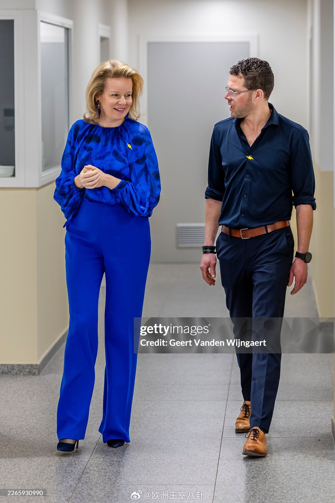 3.11 比利时王后玛蒂尔德探访青少年关怀中心，一身蓝都来自natan 