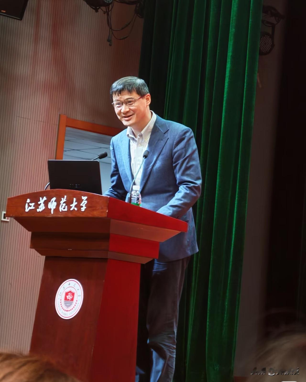 现在有一个非常有意思的现象
在大学里很受欢迎的学者
在互联网上
乌合之众都恨之入