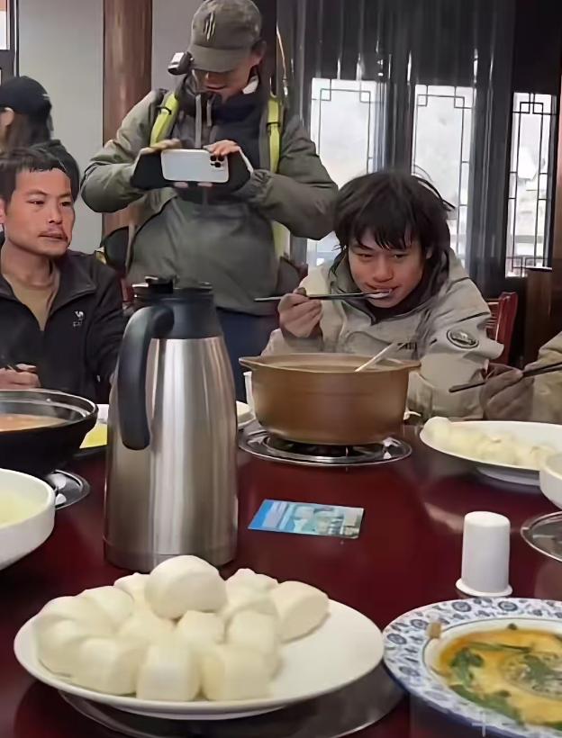 总感觉是节目组在玩套路， 

昨天七星山荒野求生挑战赛主办方说因天气寒冷，决赛将