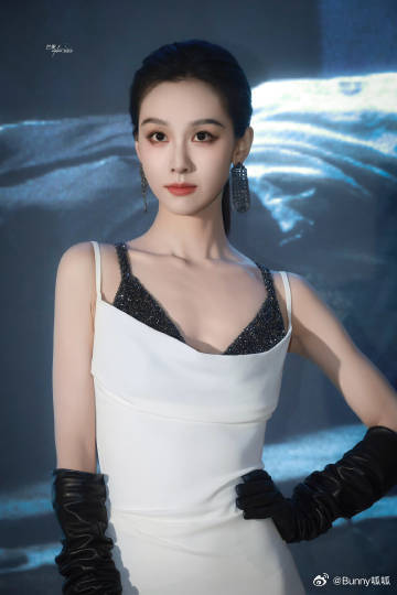 陈都灵侧开叉礼服 看到陈都灵这身活动造型眼前一亮，白裙加上闪钻点缀，简约之中藏着