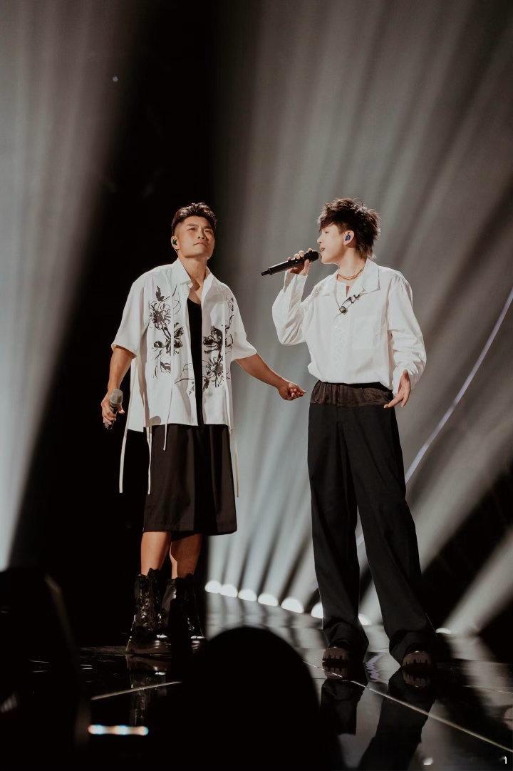 胡彦斌李玖哲翘臀贴翘臀两位实力派歌手深情演绎经典曲目，嗓音搭配默契度无可挑剔，氛