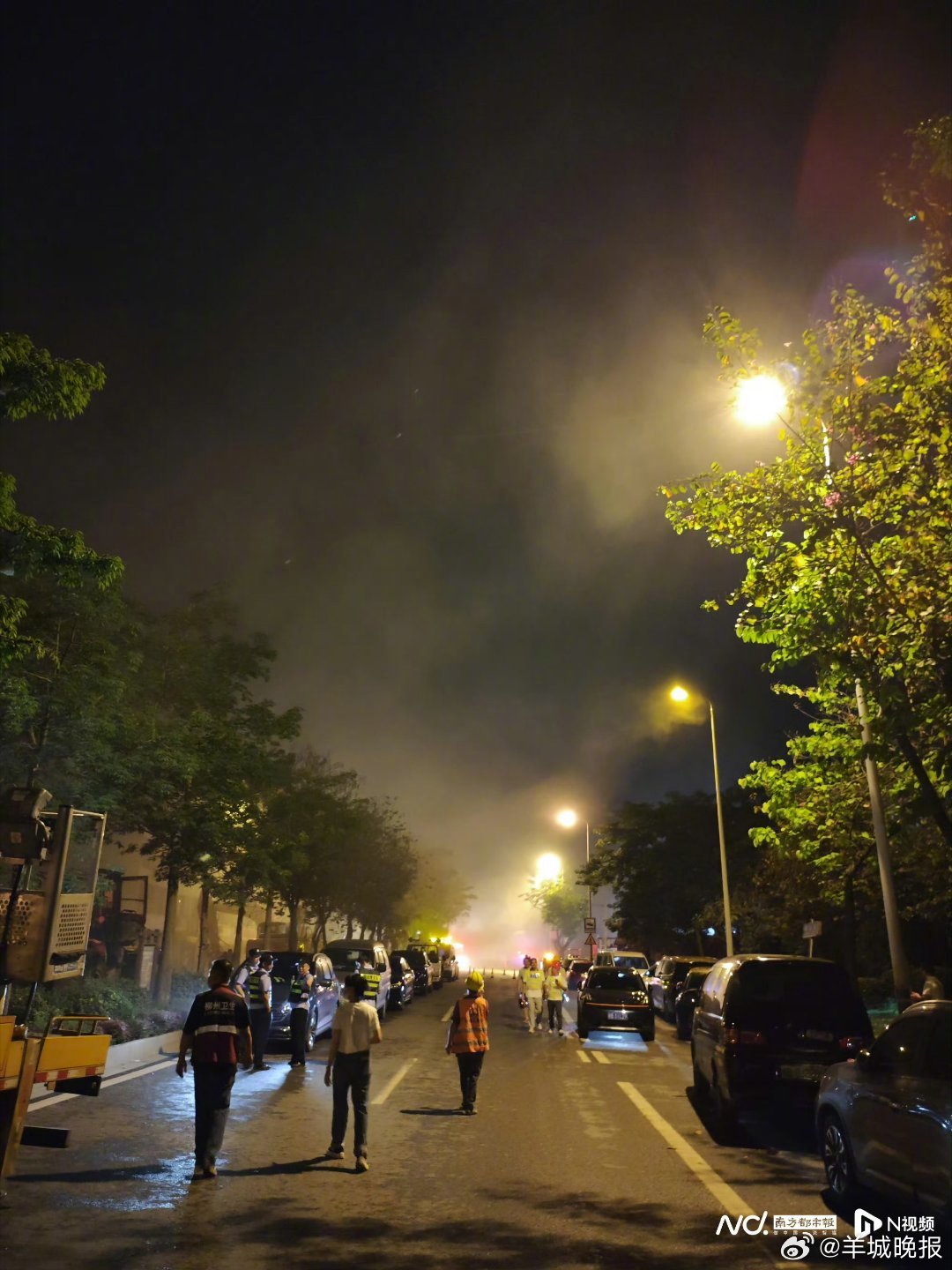 #柳州地震地面出现波纹#【南都记者亲历柳州5.2级地震：地面出现波纹，整个人弹起