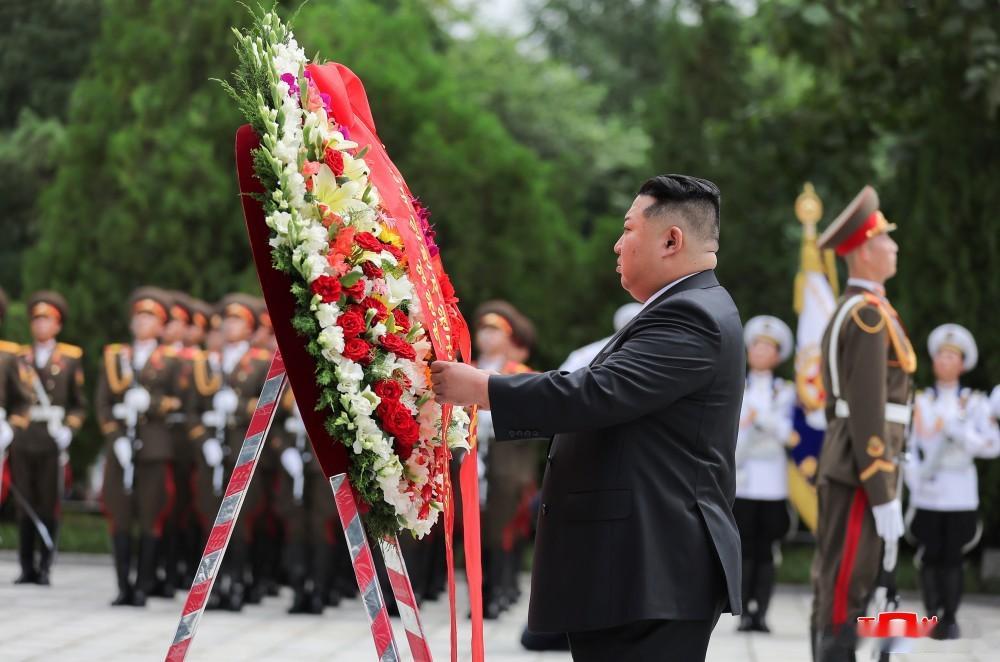朝鲜胜利日，金正恩参谒志愿军烈士陵园，凭吊毛岸英墓，敬献鲜花，表示敬意。 
