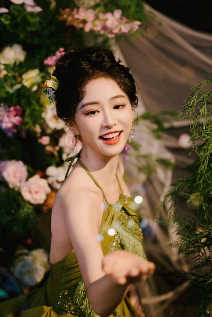 杨肸子无限超越班毕业发了18张图每一张图都是一个故事，杨肸子用18张照片诠释了演