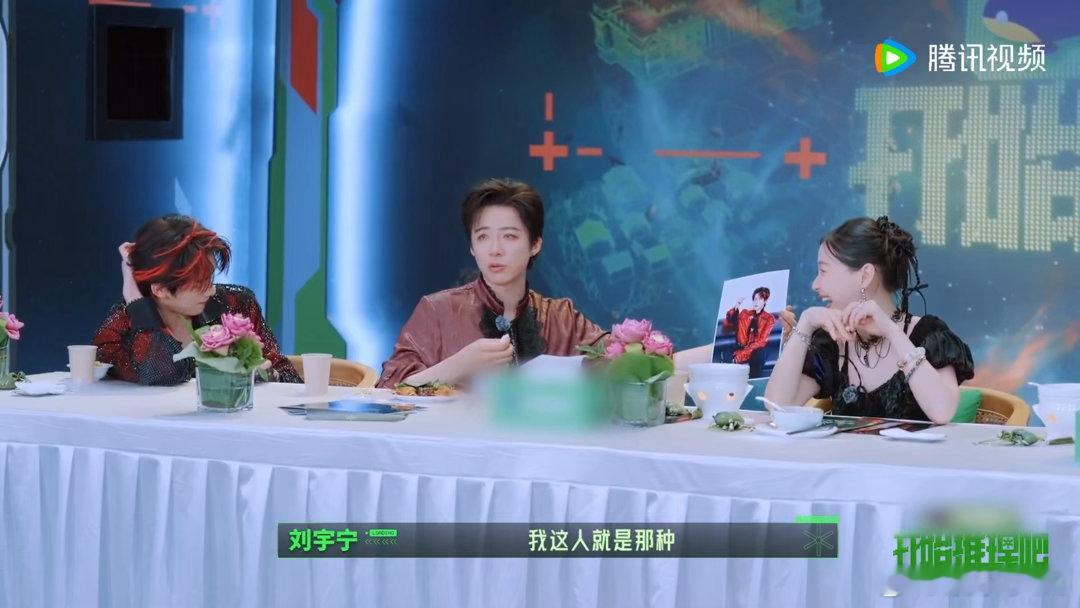 刘宇宁盘串被误认为在比心盘串居然解锁比心的新打开方式，这波脑洞我是服气的。刘宇宁