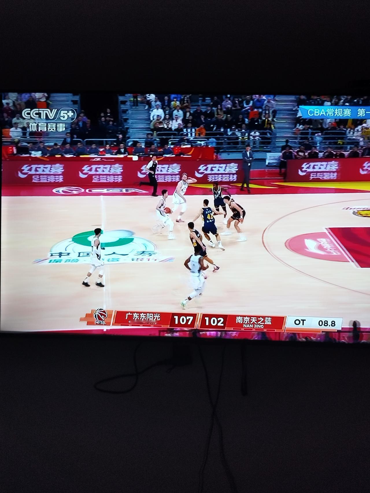 广东男篮和南京同曦的比赛可以说是惊心动魄，跌宕起伏。

虽然广东以107:102