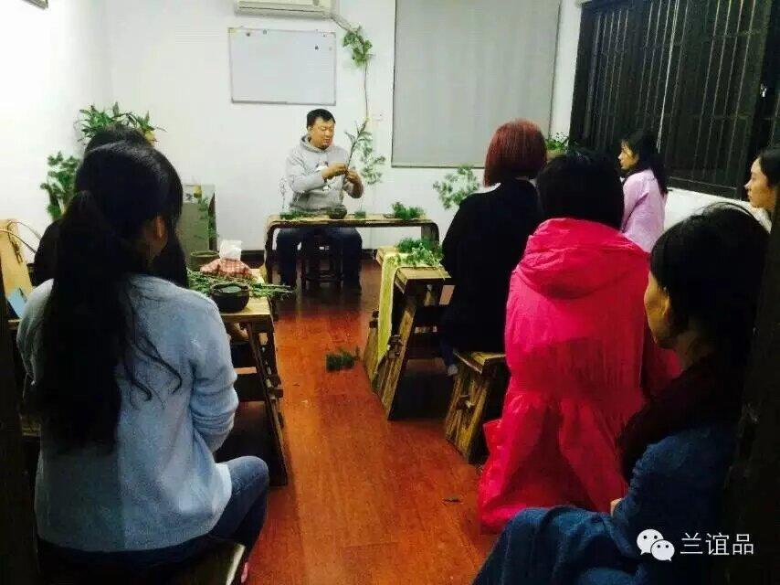 此照片是一五年的今天儿子在教扦花课，十年过去了，其间历经疫情及市场关门，开花店又