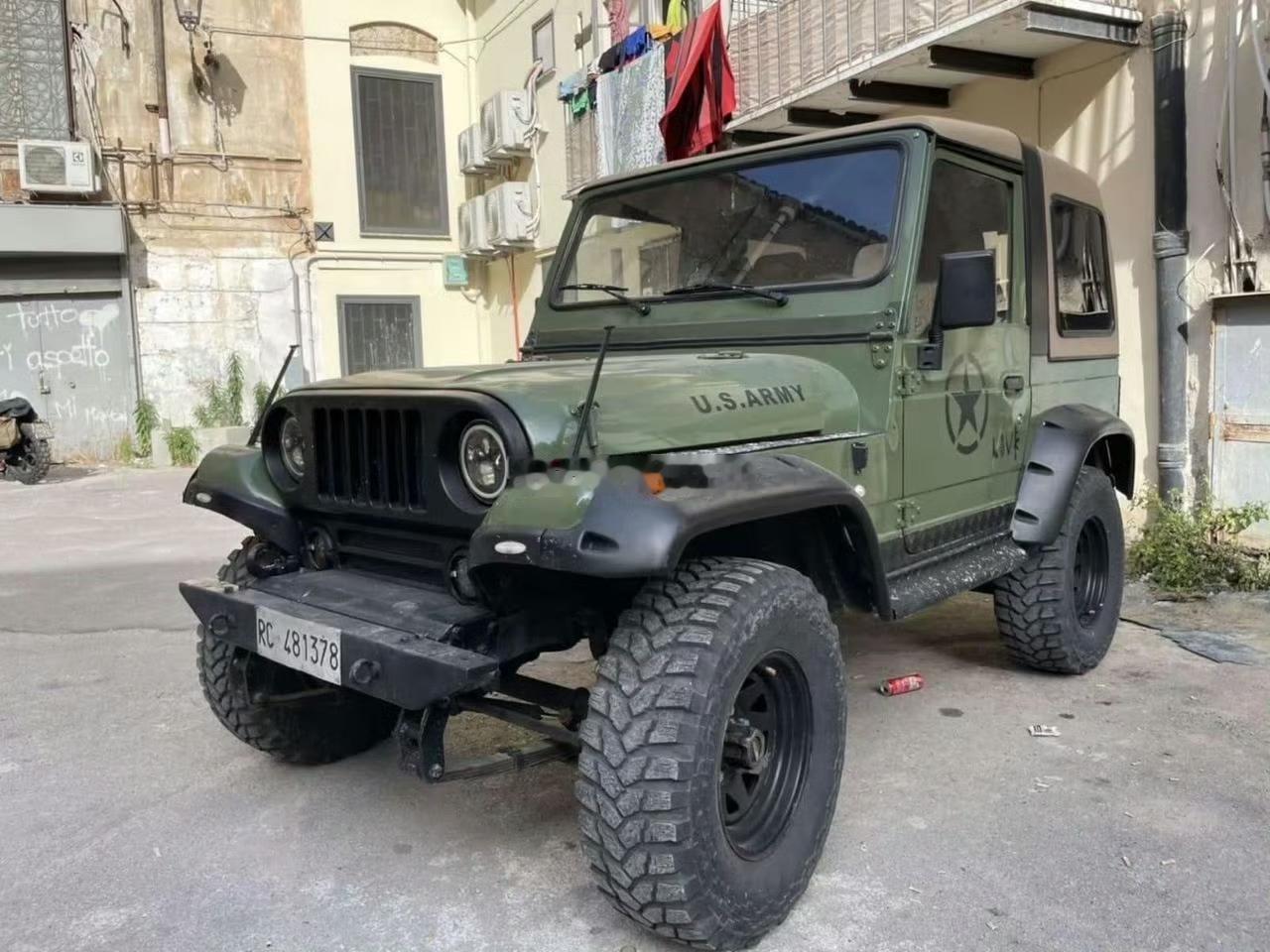 思密达的科罗拉多，这是1993年上的牌，86马力的汽油引擎+手动变速箱，说是仅行