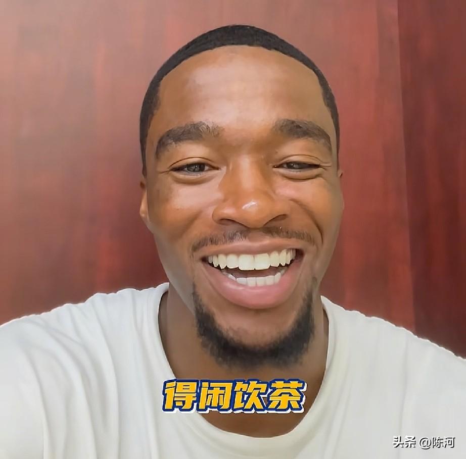 “奶茶哥”回来了！昨天广东宏远俱乐部发布视频，“奶茶哥”萨姆纳面对镜头直言：“广