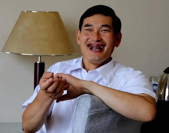 朱之文曾坦言：“说实话，我根本不缺钱。”记者反问“不缺钱为啥还天天跑商演”，朱之
