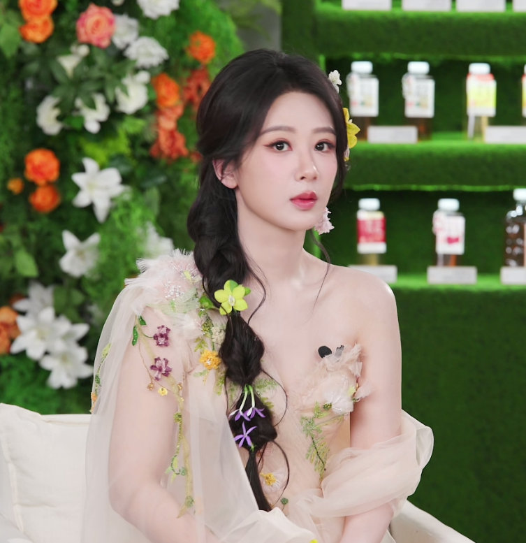 杨紫回应家业亲嘴要被流放杨紫今天是花仙子杨紫直播杨紫今天是花仙子！超美的裸粉花裙
