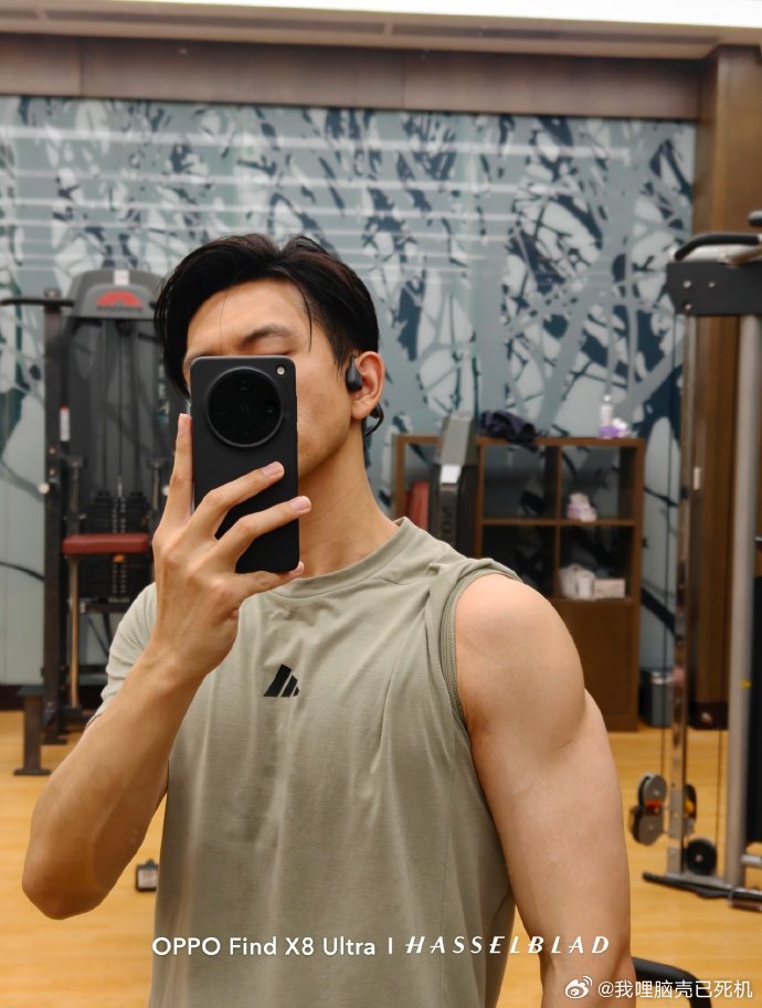 李现胡茬版 李现秀肌肉线条 李现秀肌肉线条，谁懂这个李现胡茬版的熟感啊，就这个适