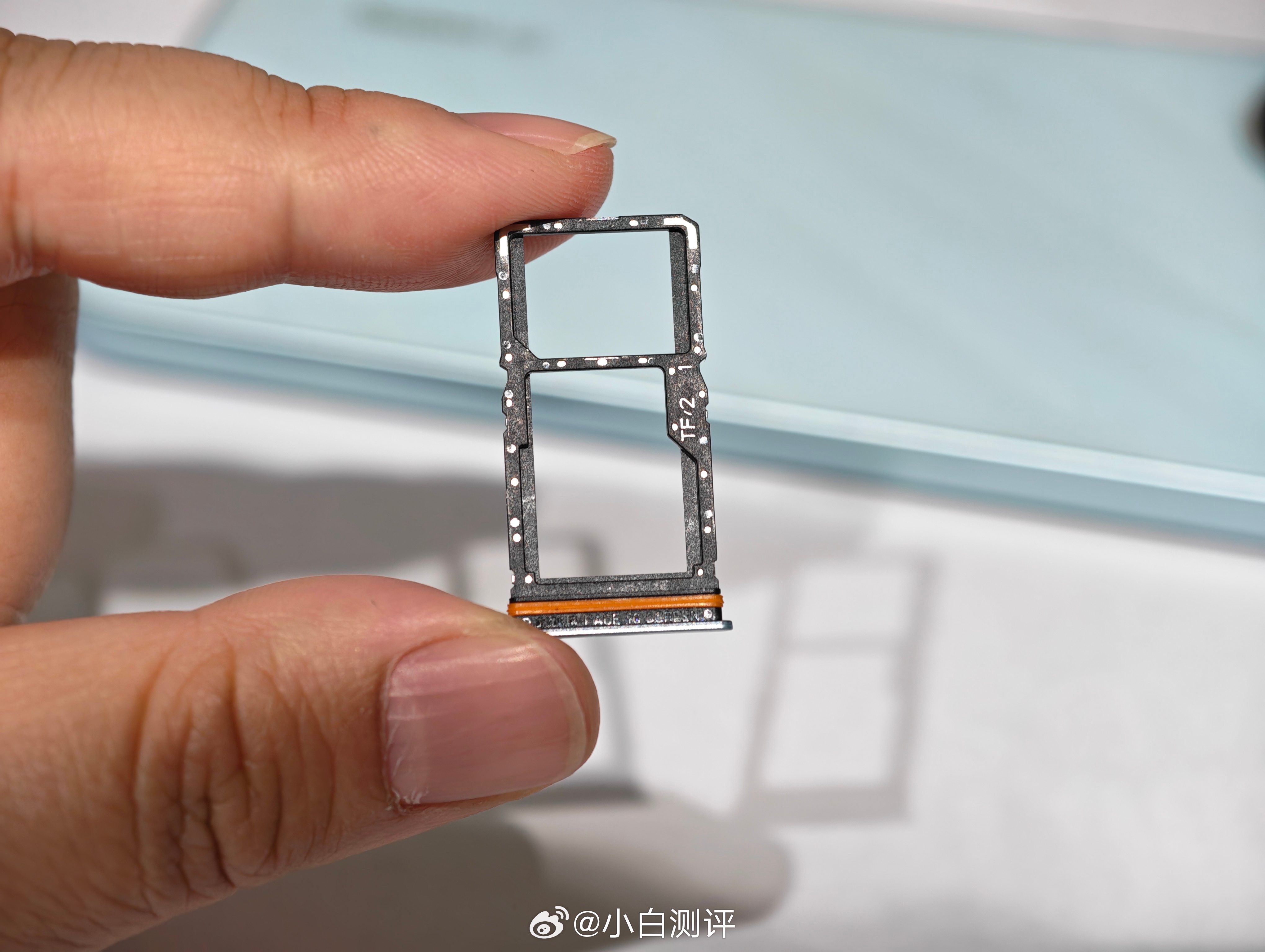 看站哥爆料，伴随着内存存储涨价手机成本上升，部分前几年流行的配置可能会回归，比如