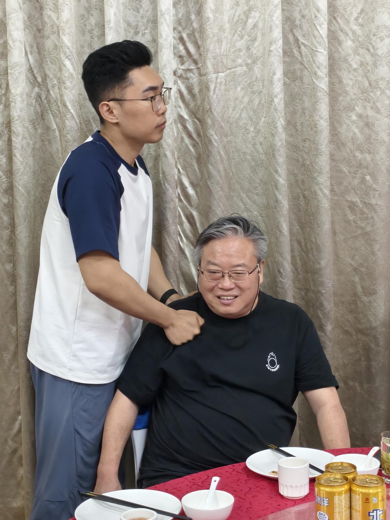 中午参加小内侄二胎弄璋之喜酒宴，开席前让开健身房的大侄帮我整了一下我的六十肩，舒
