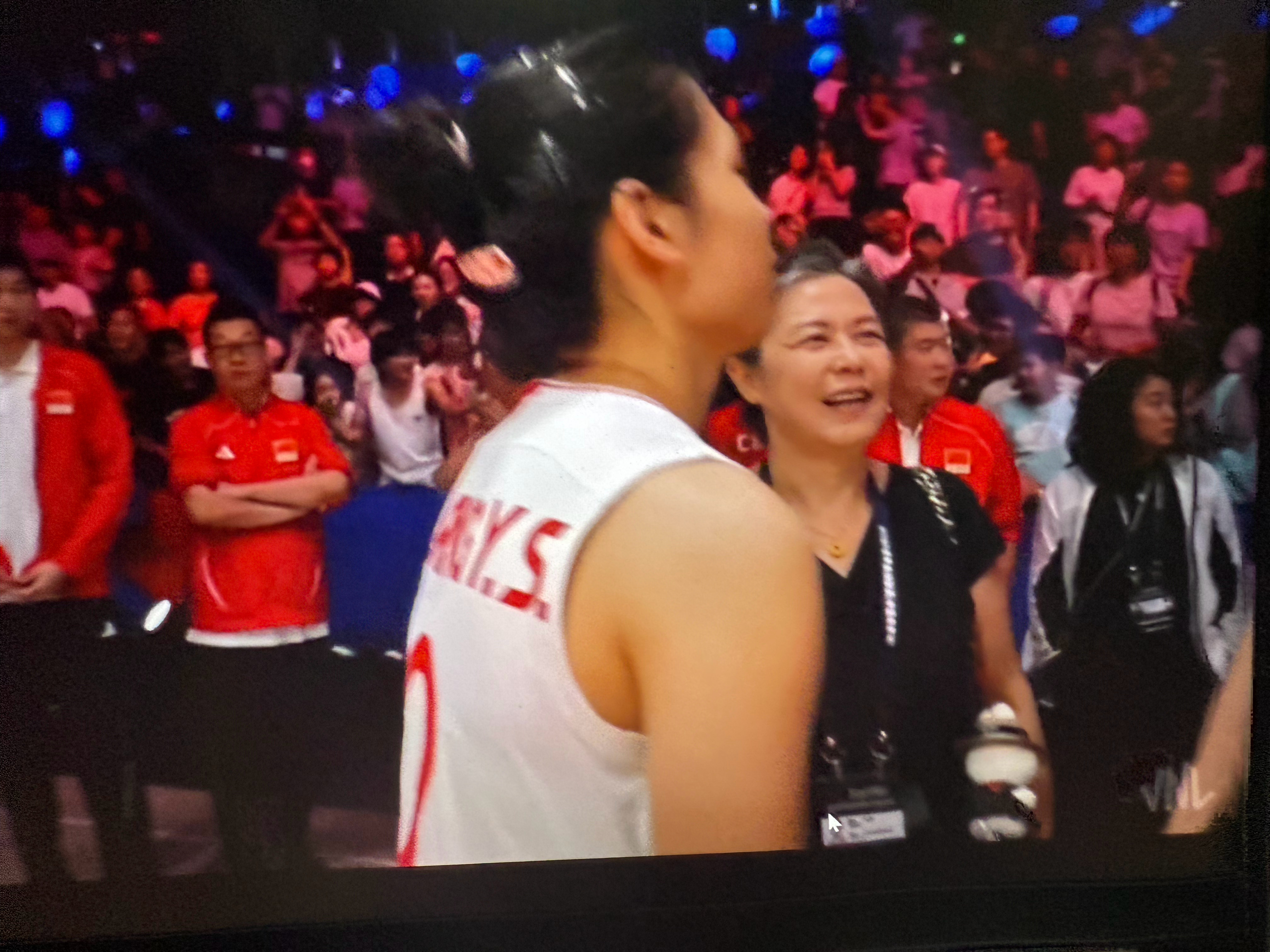 张常宁现场观战中国🇨🇳女排对阵泰国🇹🇭女排的比赛，估计恨不得想跳上去接一