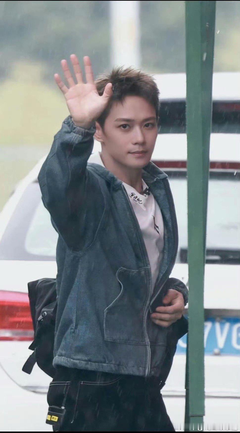 面对二公舞台，曹骏到了二公也不敢改剧本，老实人唱跳就曹骏陈若轩刘畊宏这样，少一点
