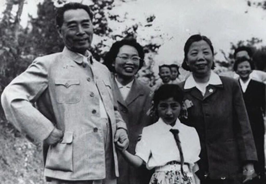 【开国功臣图片故事261】
1960年5月1日，周恩来总理和夫人邓颖超来到了位于