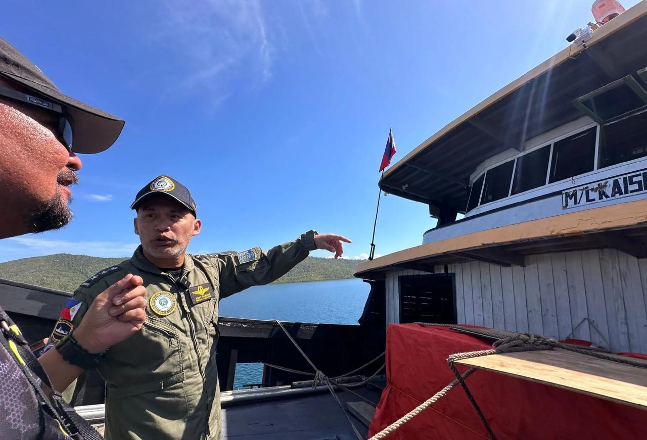 昨天，我国海警依法对非法闯入南沙群岛仁爱礁邻近海域的菲律宾船只采取了管制措施。成