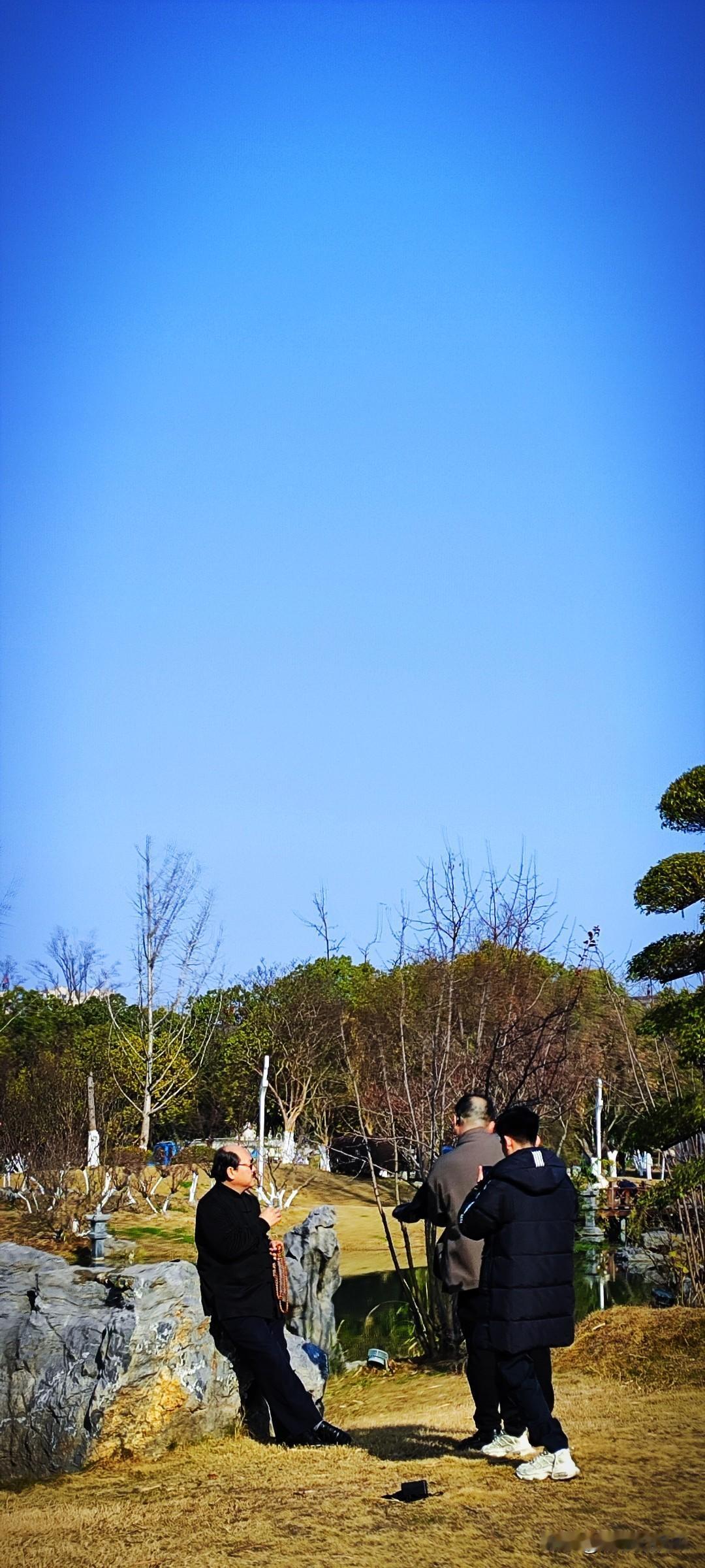 冬日生活随拍绕着天汉楼，遇着录制视频的团队。这是好主意啊！美景加上好天气，只需要