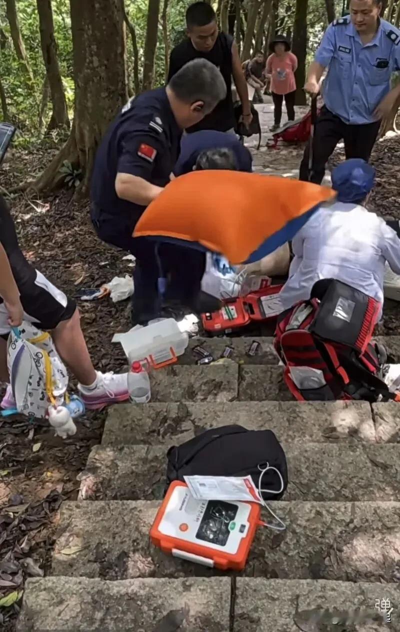 7月10日上午，深圳消防接到求助，一名男子在深圳梧桐山秀桐道登山时中暑晕倒。消防