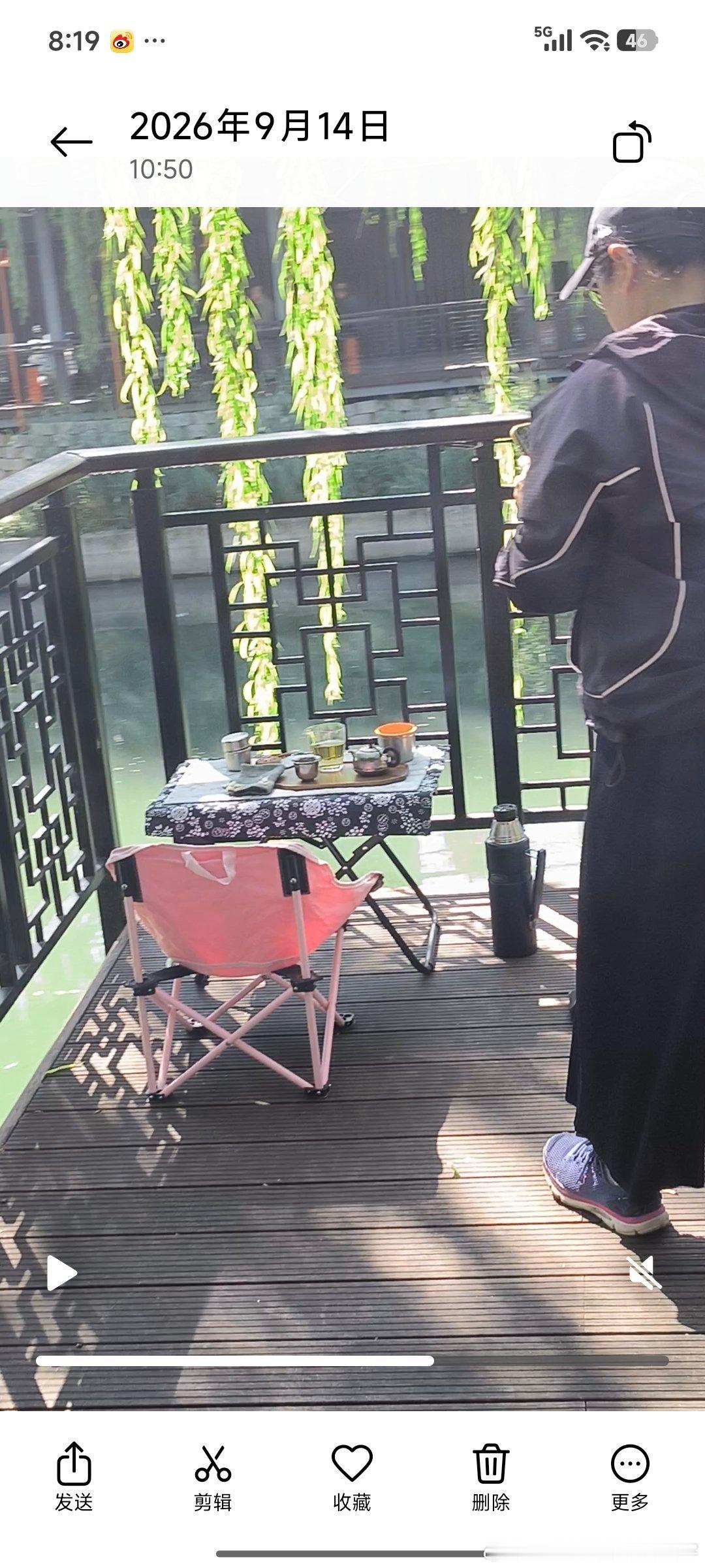 河畔木台，柳丝垂落一帘秋光。一个女人，在临水的角落，支起小桌，摆上茶具。风掠过水