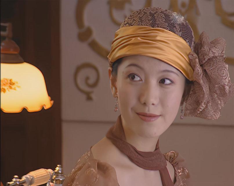 《金粉世家》里面的这款帽子，大夏天真有人戴吗？

蕾丝就算了，那个黄色布条真很尴