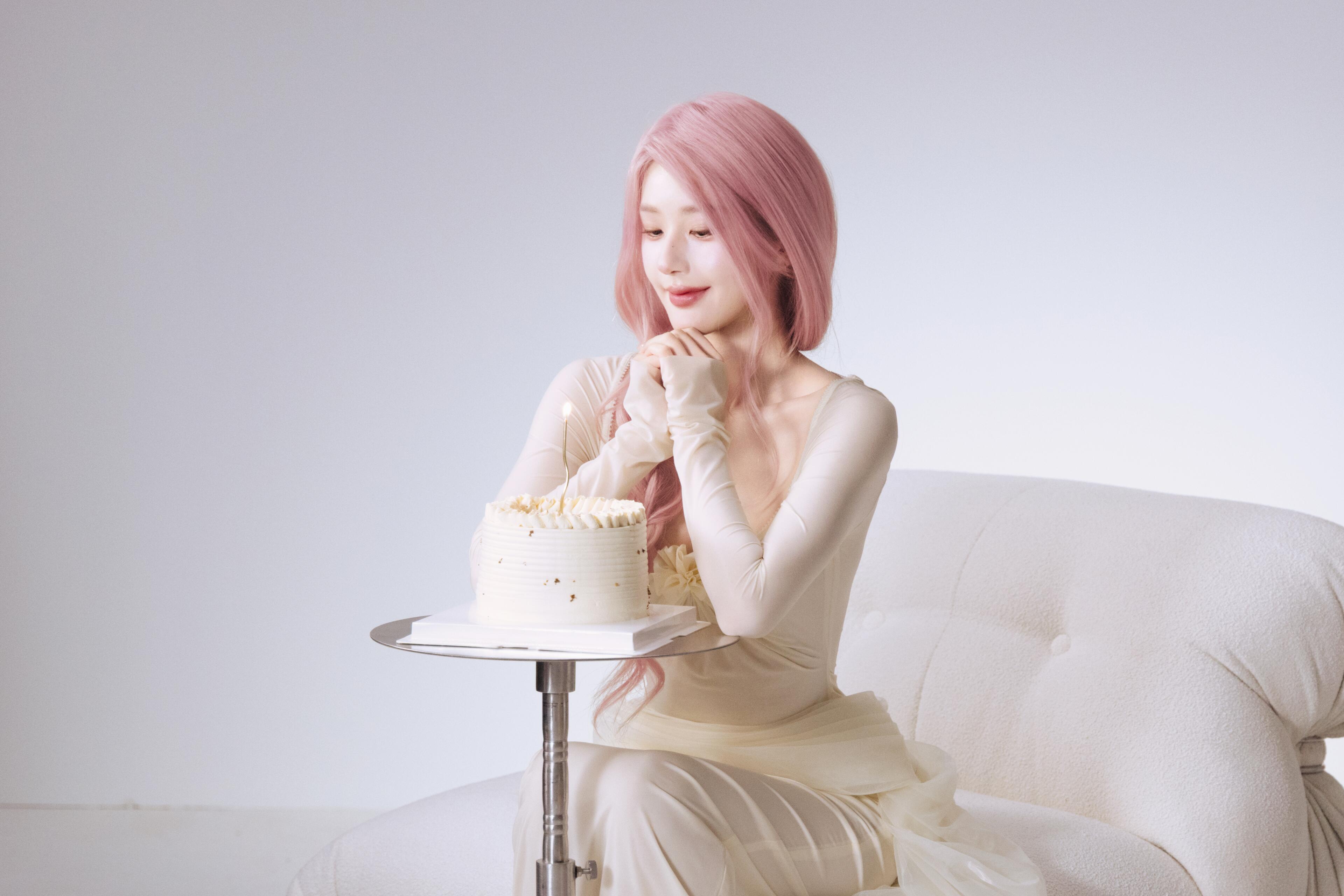 女神粉发咋也这么美🥹上次粉发还是芭莎！！赵露思 ​​​