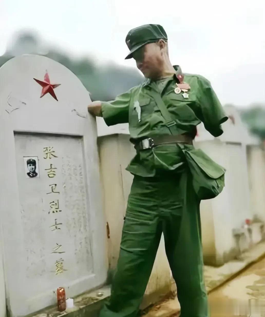 对越自卫反击战结束30年后，一位越战老兵身穿军装，独自从家乡出发，不远万里重新来