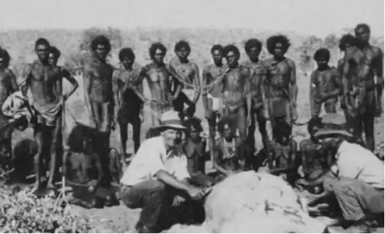 黑奴贸易里，奴隶贩子把黑人扒得精光、让男女挤在一起，表面看是省钱省事，实际上是一